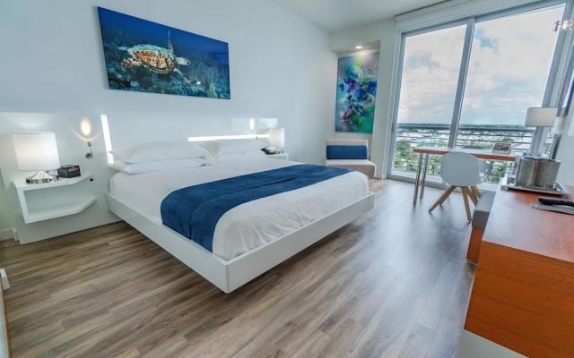 Double Marina Bay Suite with balcony