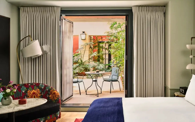 Study Patio Double room with courtyard view