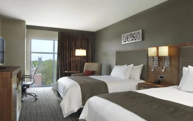 Standard Quadruple room with city view