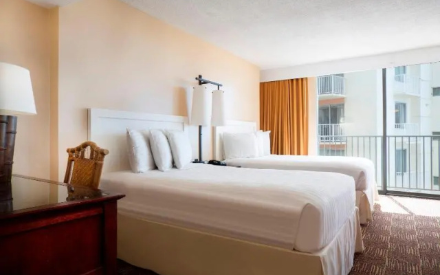 Twin room with partial ocean view