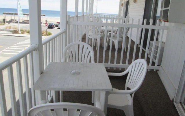 Standard Quadruple room with balcony and with partial ocean view