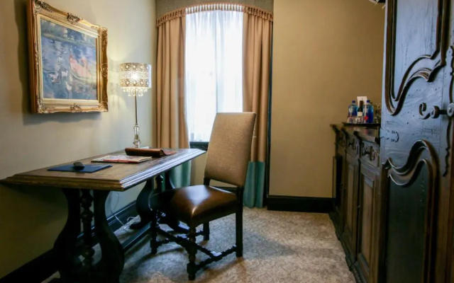 Luxury Suite