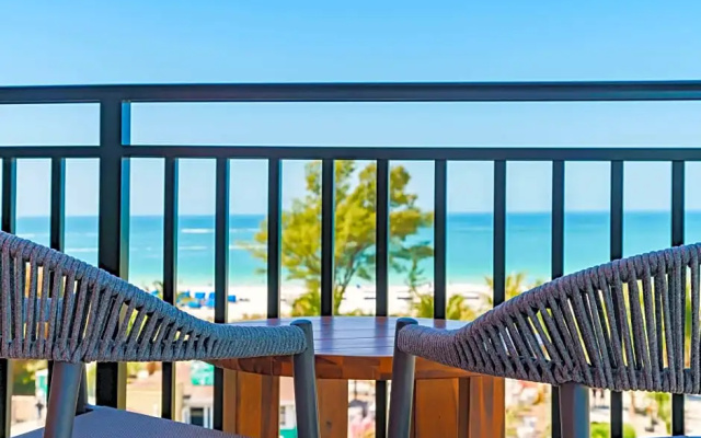 1 Bedroom Suite with balcony and with bay view