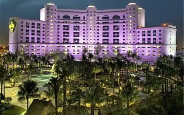Deluxe Twin room with pool view