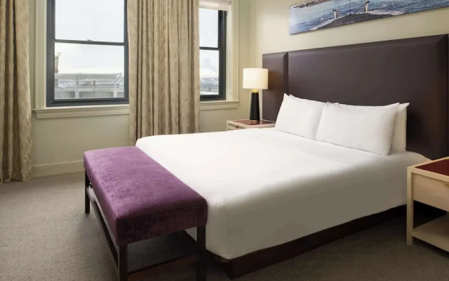 Corner Double Suite with city view