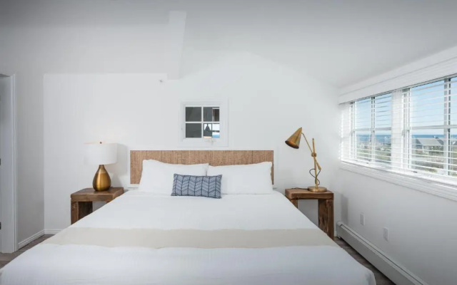 Suite with pool view