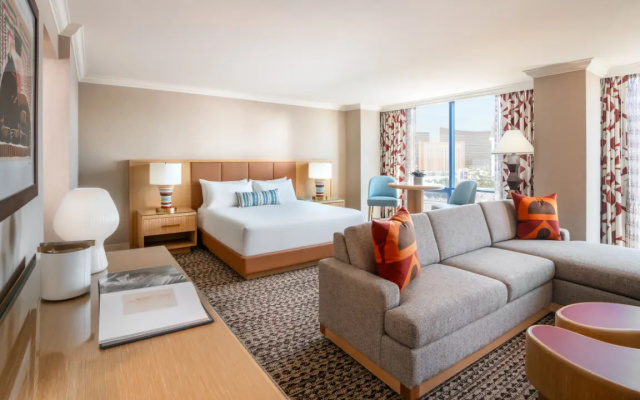 Deluxe High Floor room with strip view