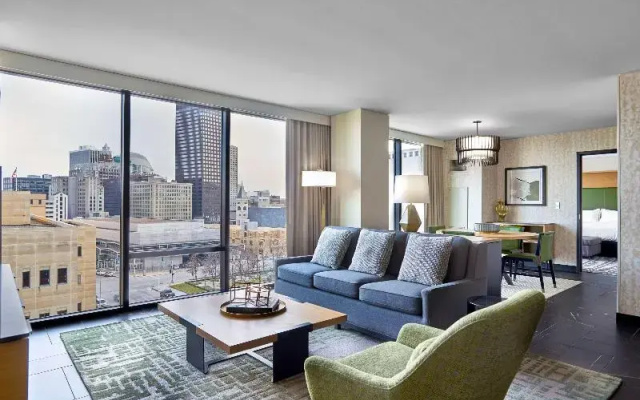 Suite with city view
