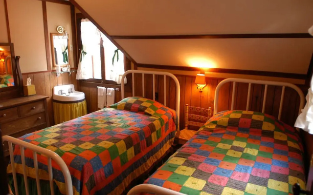 Classic Twin room with mountain view