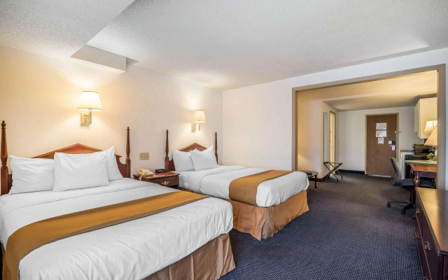 Business Quadruple Suite