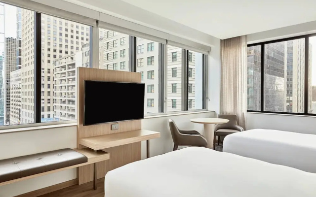 Corner Quadruple room with city view