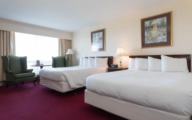 Standard Quadruple room with partial view