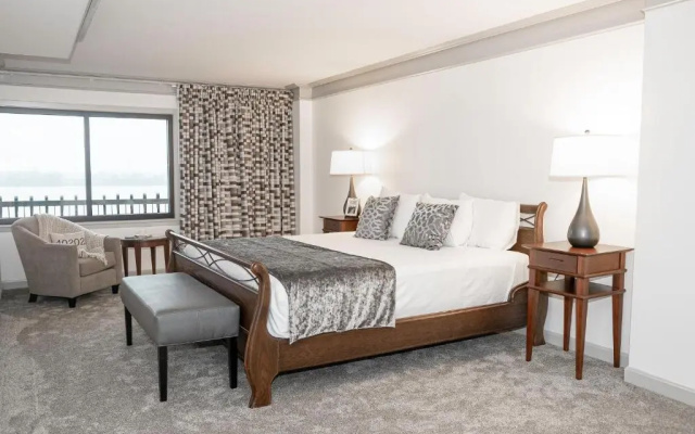 1 Bedroom Apartment with water view