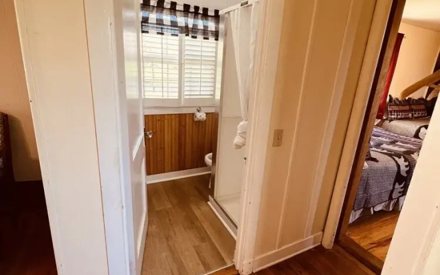 1 Bedroom Family Cottage with lake view