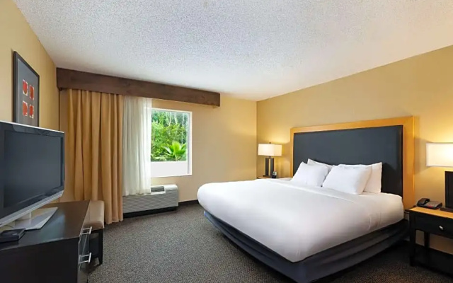 Mobility/hearing accessible Double Junior Suite