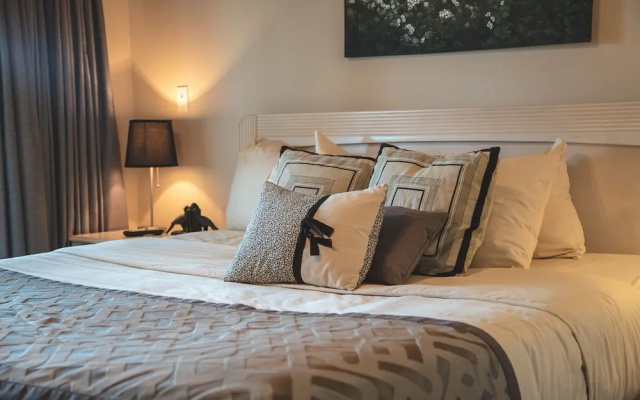 3 Bedrooms Standard Family room with golf view