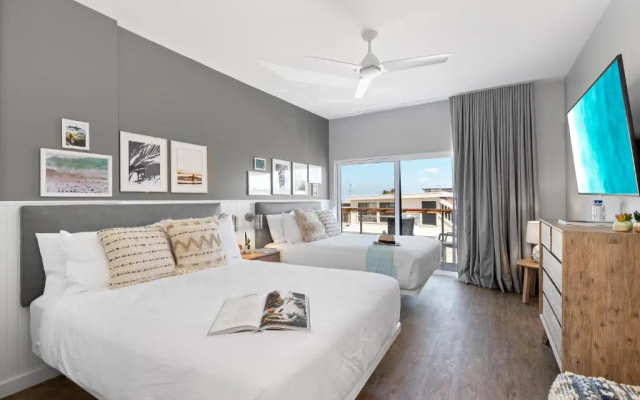 Standard Quadruple room with balcony and with partial ocean view