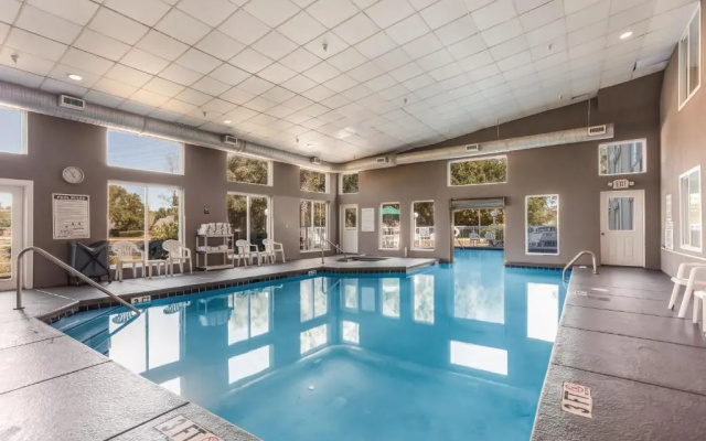 Standard room with pool view