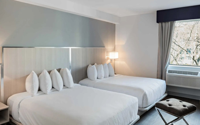 Deluxe Quadruple room with park view