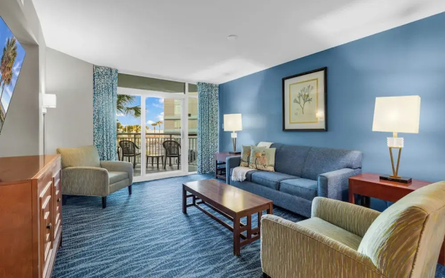 2 Bedrooms Standard Family room with balcony and beachfront