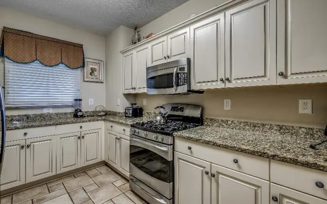 4 Bedrooms Apartment