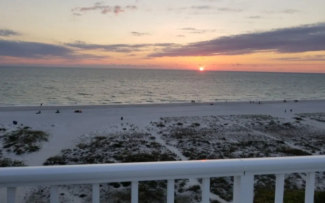 2 Bedrooms Suite with balcony and with bay view