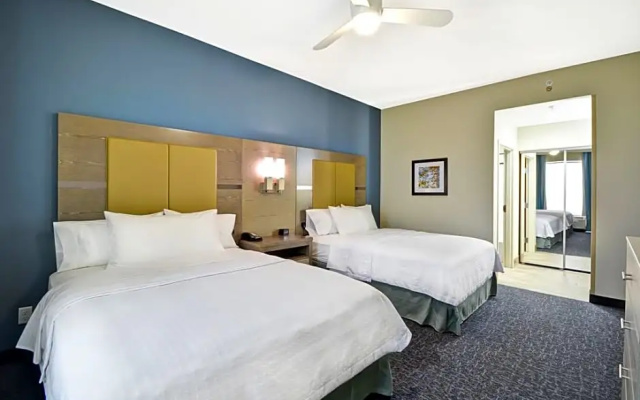 1 Bedroom Mobility / Hearing Accessible Roll-In Shower Quadruple Suite