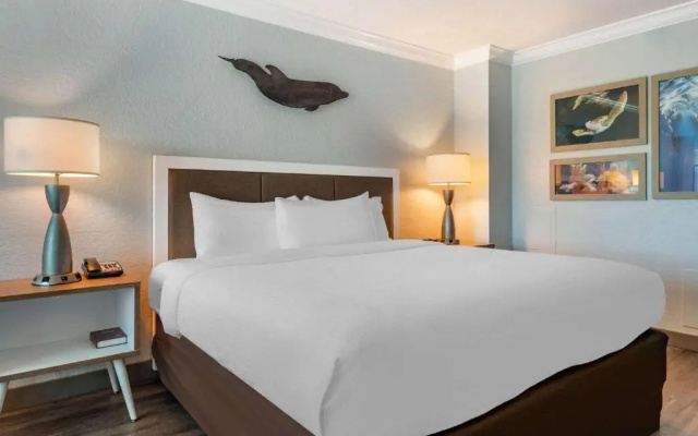 Standard room with partial ocean view