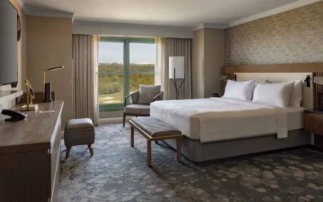 1 Bedroom Executive Double Suite with balcony and with Lakefront and Pool View