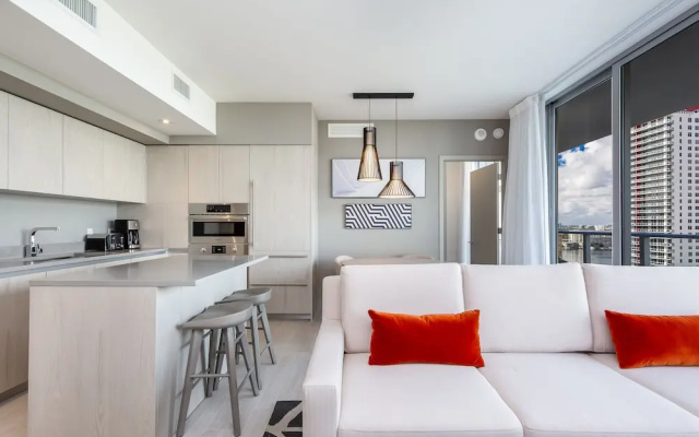 3 Bedrooms Luxury Suite with balcony and with bay view