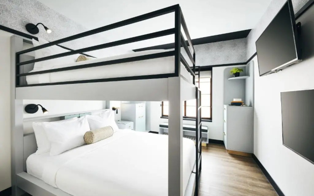 Standard Sextuple room