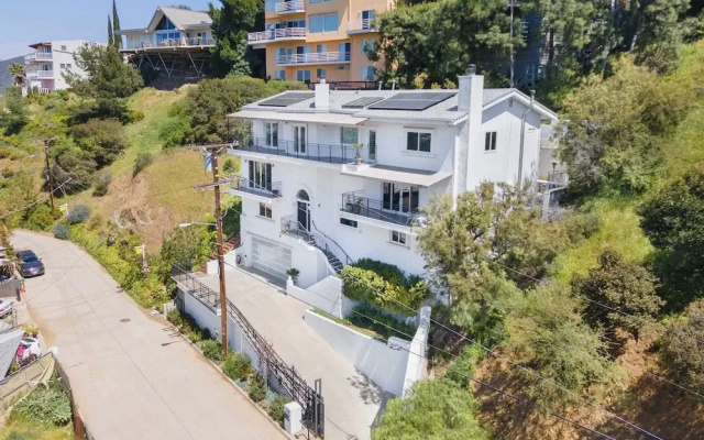 4 Bedrooms Cottage with balcony