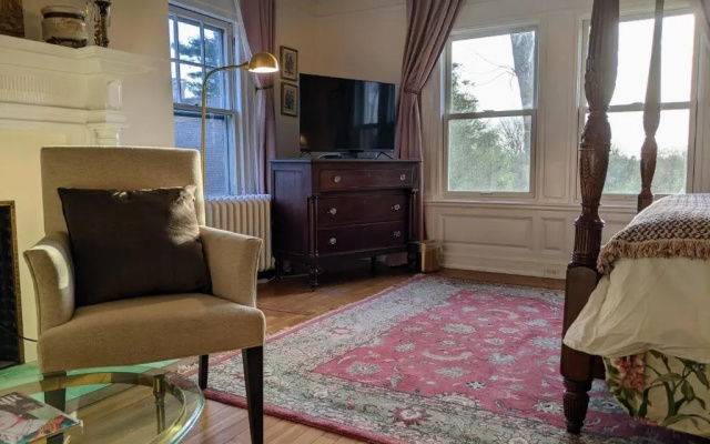 Suite with pool view
