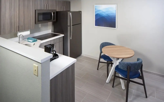 1 Bedroom Suite with balcony and oceanfront