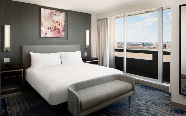 2 Bedrooms Corner Suite with city view