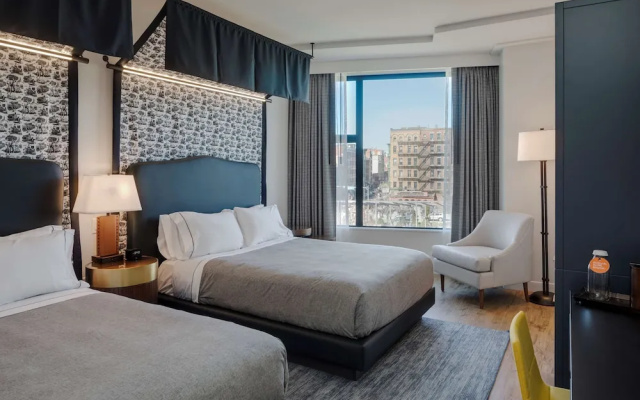 Quadruple room with city view