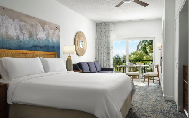 Standard room with balcony and with partial ocean view
