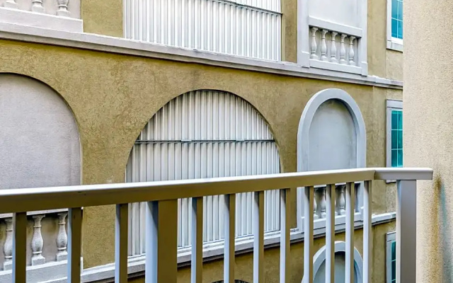 Quadruple Studio with partial view