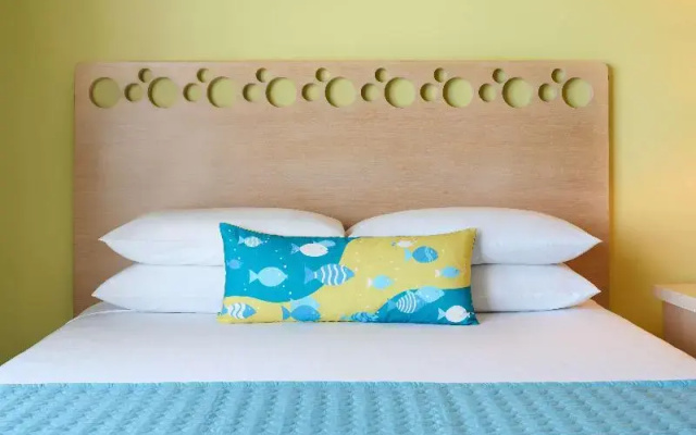 Standard room with balcony and with partial ocean view