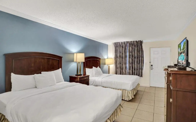 Standard Quadruple room with city view