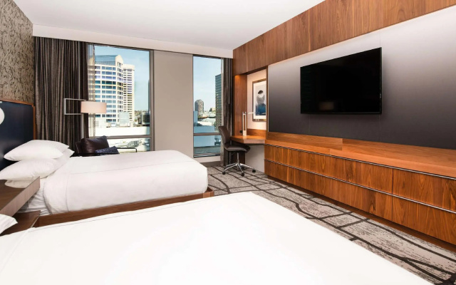 Deluxe Quadruple room with city view