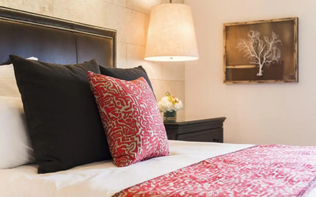 Luxury Suite with partial ocean view