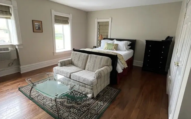 Deluxe Studio