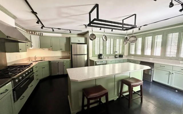 4 Bedrooms Cottage with lake view