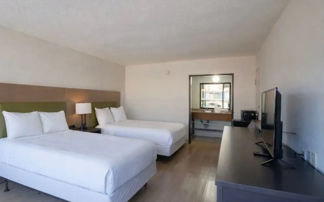 Luxury Quadruple room with pool view