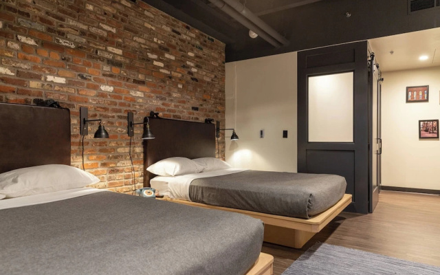 Standard Quadruple room with street view