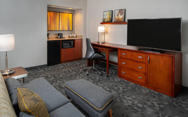 2 Bedrooms Quadruple Suite with courtyard view