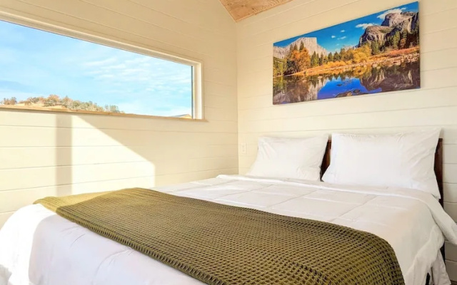 1 Bedroom Standard room with land view