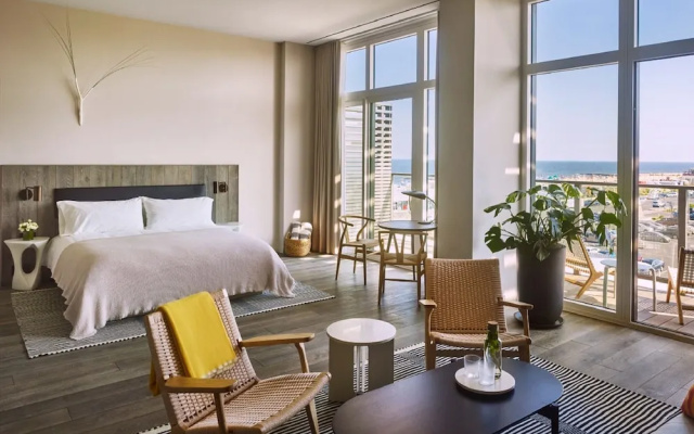 Suite with balcony and with partial ocean view