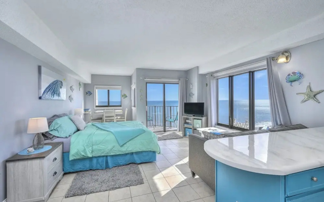 Studio with balcony and oceanfront